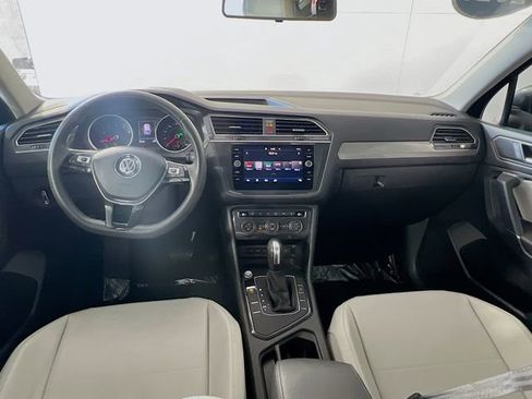 Used 2020 Volkswagen Tiguan SE w/ Panoramic Sunroof Package image 27