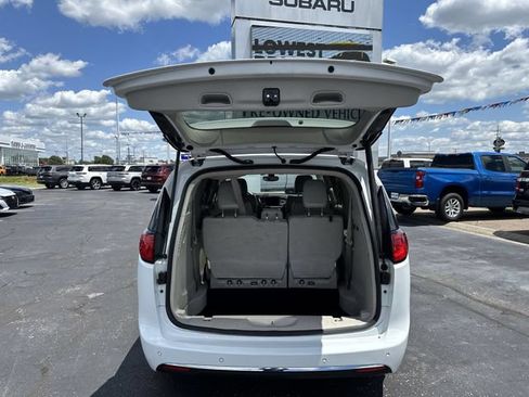 Used 2019 Chrysler Pacifica Limited FWD image 19