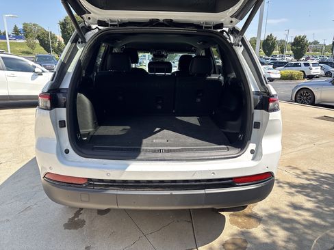 Used 2025 Jeep Grand Cherokee Altitude AWD/4WD image 28