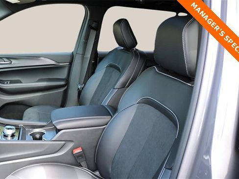 New 2025 Jeep Grand Cherokee L Altitude image 12