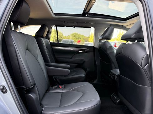 Used 2022 Toyota Highlander Platinum AWD/4WD image 28