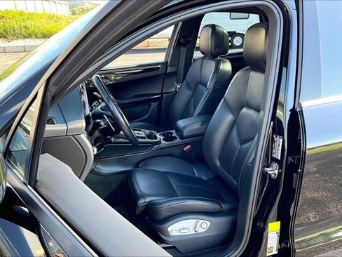 Used 2024 Porsche Macan image 21