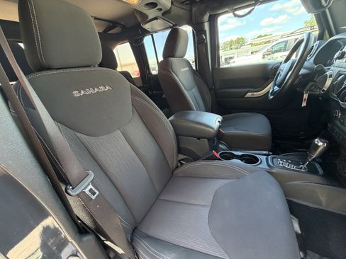 Used 2018 Jeep Wrangler Unlimited Sahara w/ Connectivity Group AWD/4WD image 43