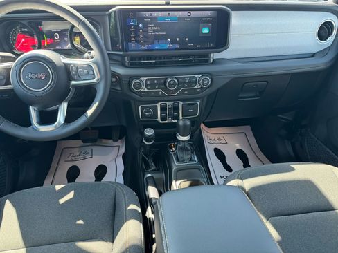 Used 2025 Jeep Wrangler Unlimited Sahara image 6
