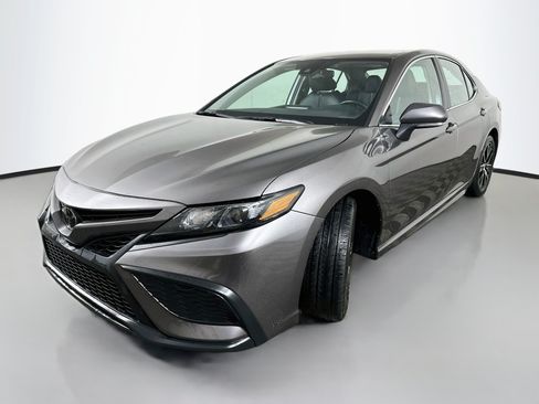 Used 2024 Toyota Camry SE FWD image 3