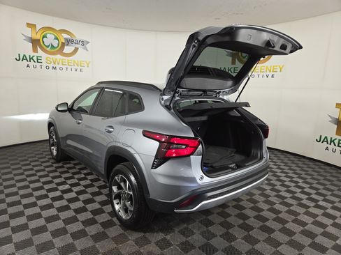 Used 2024 Chevrolet Trax LT w/ LT Convenience Package FWD image 31