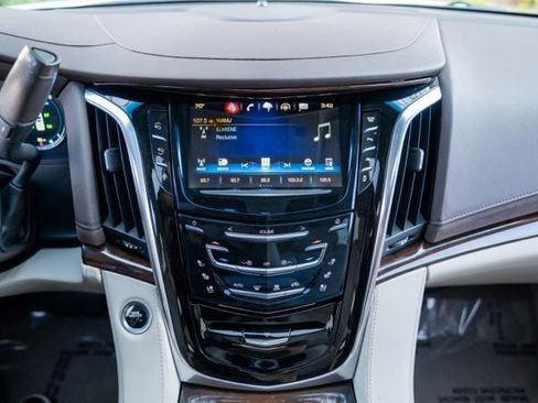Used 2016 Cadillac Escalade Luxury image 32