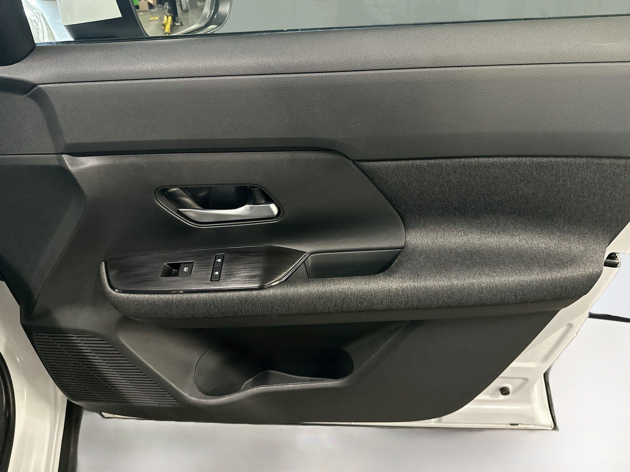 Used 2025 Nissan Kicks SV AWD/4WD image 28