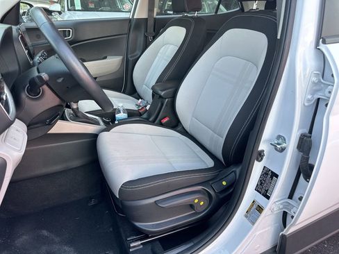 Used 2025 Hyundai Venue SEL FWD image 6