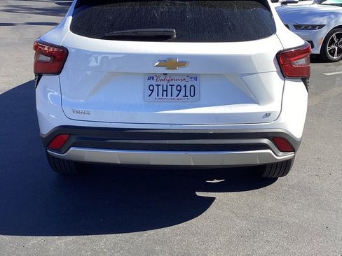 Used 2025 Chevrolet Trax LT w/ LT Convenience Package image 8