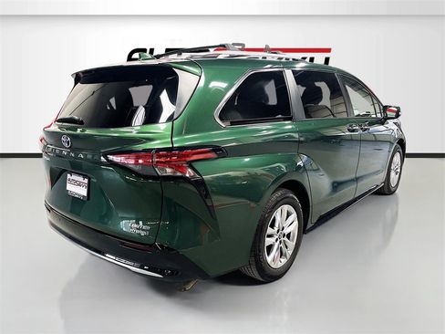 Used 2022 Toyota Sienna Limited image 7