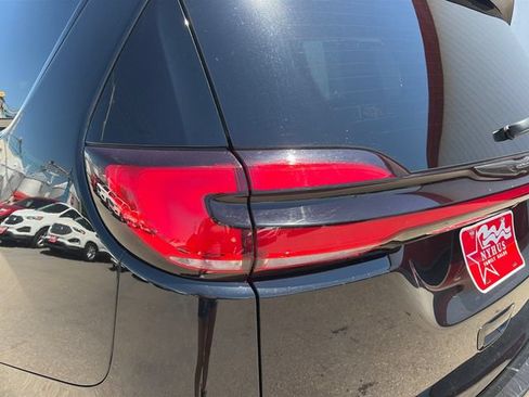 Used 2025 Chrysler Pacifica Limited FWD image 21