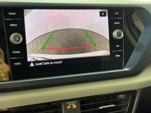 Used 2022 Volkswagen Taos SE w/ Panoramic Sunroof Package FWD image 18