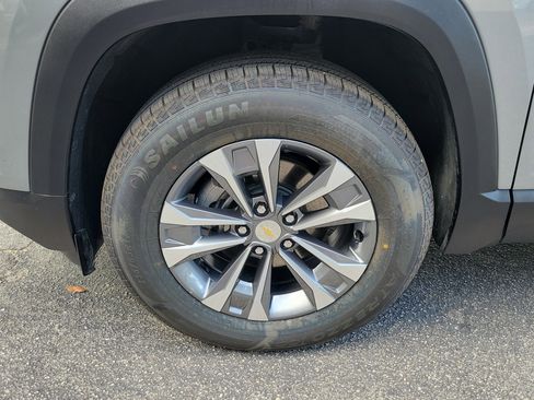 Used 2025 Chevrolet Equinox LT FWD image 4