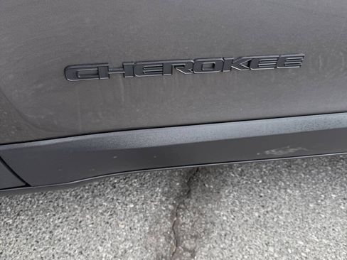 Used 2021 Jeep Cherokee Latitude Plus AWD/4WD image 21