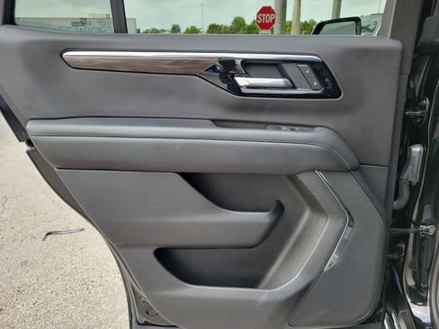 Used 2025 Chevrolet Tahoe LS RWD image 25