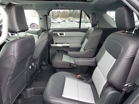 Used 2023 Ford Explorer XLT w/ Equipment Group 202A image 31