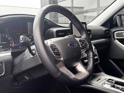 Used 2022 Ford Explorer XLT image 5