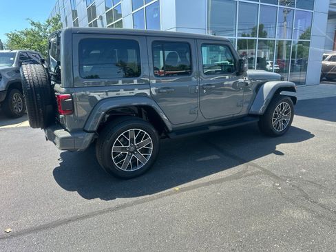 Used 2023 Jeep Wrangler Unlimited Sahara AWD/4WD image 4