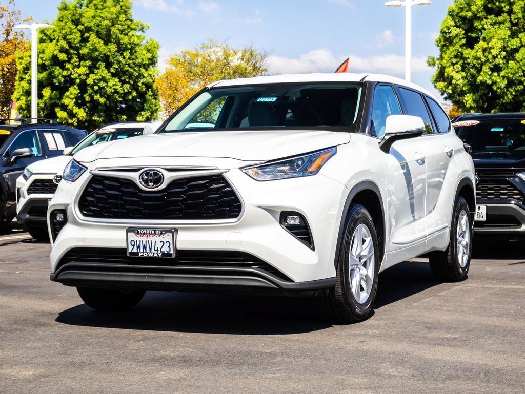 Used 2022 Toyota Highlander LE FWD image 3
