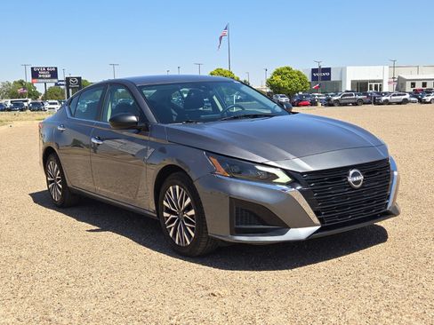 Used 2025 Nissan Altima 2.5 SV AWD/4WD image 7