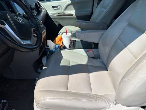 Used 2020 Toyota Sienna XLE Premium FWD image 5