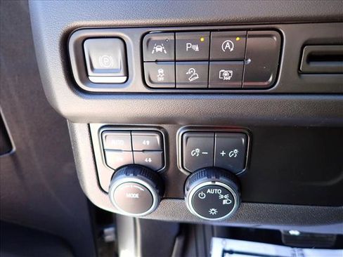 Used 2023 Chevrolet Tahoe Z71 w/ Luxury Package AWD/4WD image 19