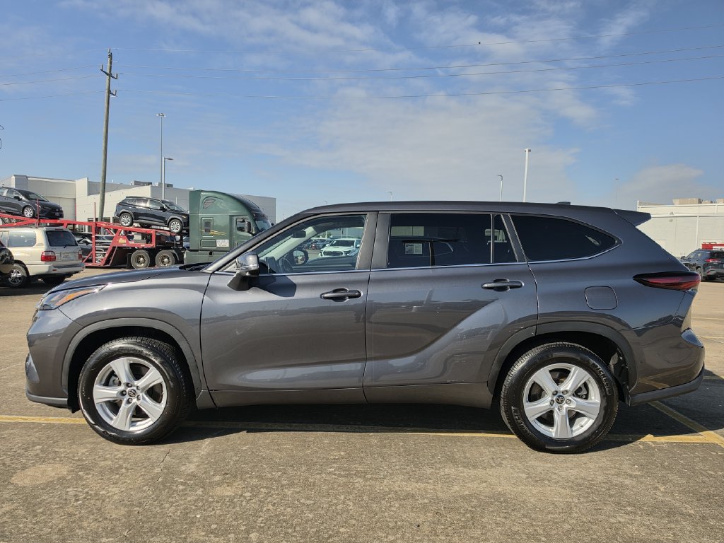 Used 2025 Toyota Highlander LE FWD image 6