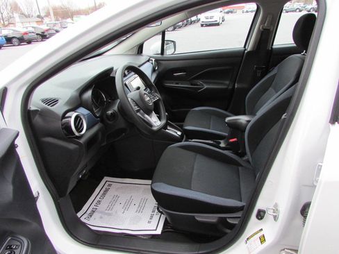 Used 2025 Nissan Versa SV image 5