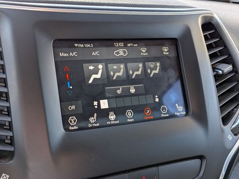 Used 2020 Jeep Cherokee Latitude Plus w/ Cold Weather Group image 22