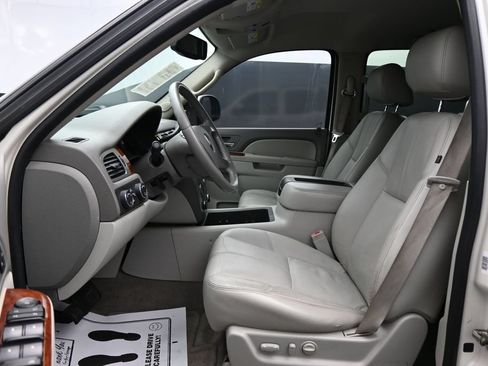 Used 2011 GMC Yukon XL SLT w/ SLT-2 Equipment Package AWD/4WD image 9