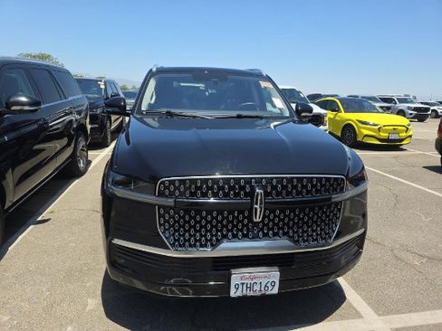 Used 2025 Lincoln Navigator L Reserve AWD/4WD image 2