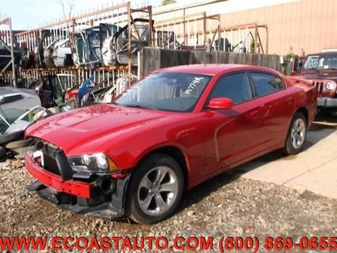 Used 2013 Dodge Charger SE w/ Sport Appearance Group image 2