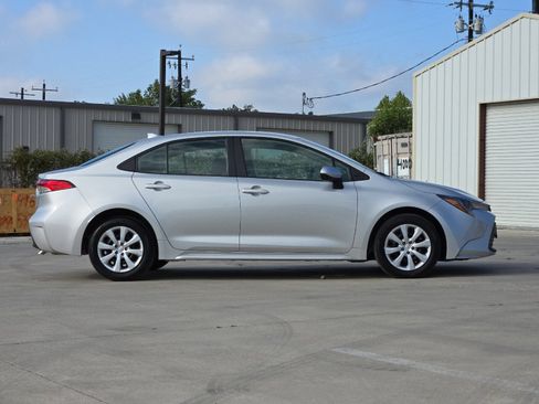 Used 2025 Toyota Corolla LE FWD image 6