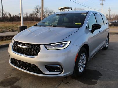 New 2026 Chrysler Pacifica Select