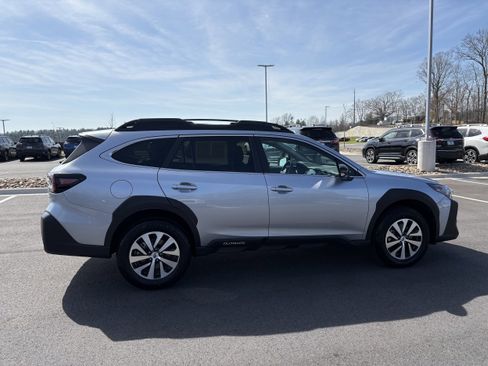Used 2025 Subaru Outback Premium image 8