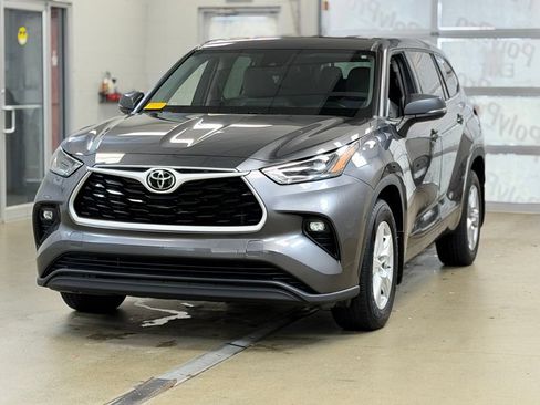 Used 2022 Toyota Highlander LE AWD/4WD image 3
