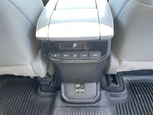 Used 2021 Toyota Highlander XLE AWD/4WD image 30