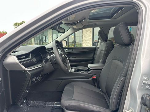 Used 2023 Jeep Grand Cherokee L Laredo w/ Luxury Tech Group I AWD/4WD image 2