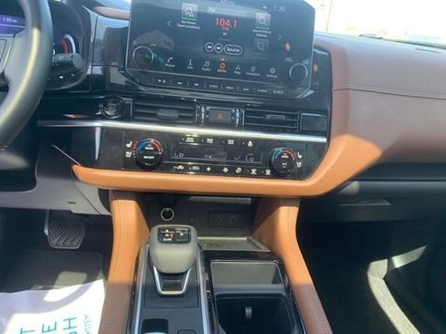 Used 2025 Nissan Pathfinder Platinum w/ Black Appearance Package FWD image 24