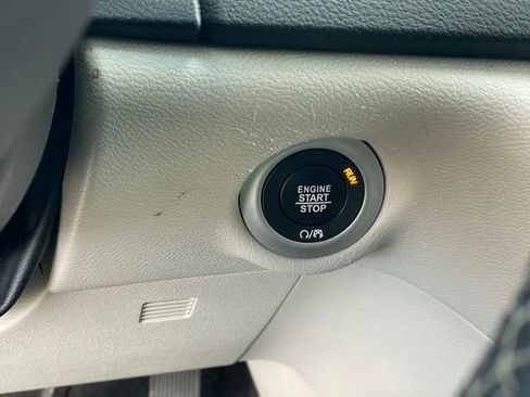 Used 2023 Chrysler Pacifica Touring-L image 19