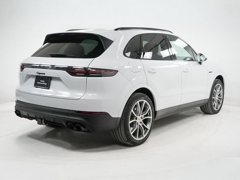 Certified 2023 Porsche Cayenne Platinum Edition image 9