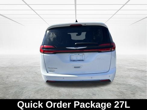 Used 2024 Chrysler Pacifica Touring-L FWD image 6