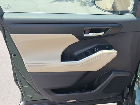 Used 2025 Toyota Highlander XLE AWD/4WD image 15
