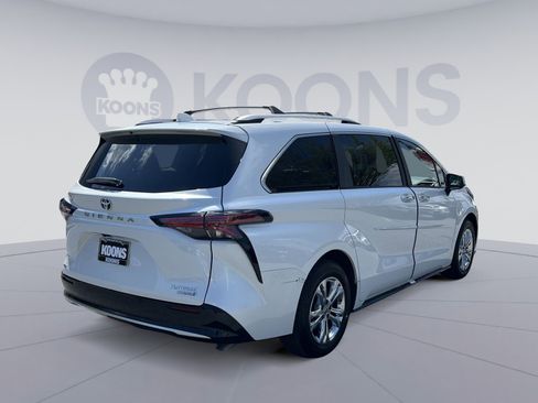 Used 2024 Toyota Sienna Platinum image 16