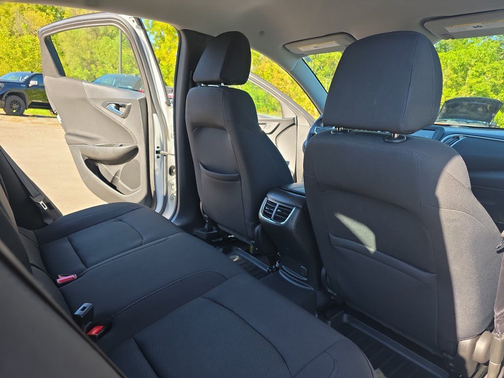 Used 2017 Chevrolet Malibu LT FWD image 11