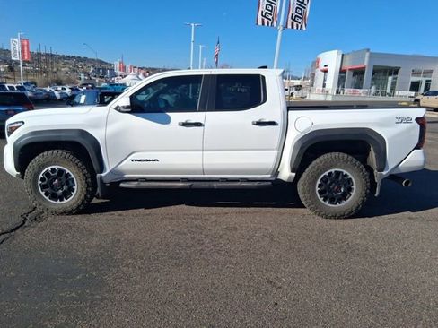 Certified 2025 Toyota Tacoma TRD Off-Road image 2