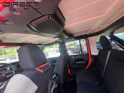 Used 2018 Jeep Wrangler Unlimited Sahara AWD/4WD image 31