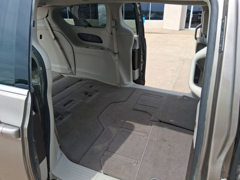 Used 2017 Chrysler Pacifica Touring-L FWD image 21
