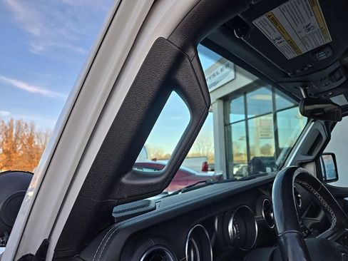 Used 2018 Jeep Wrangler Unlimited Sahara image 46